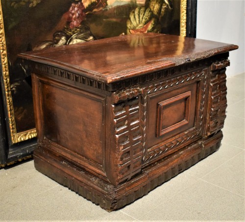 Italian Renaissance Small walnut chest, end of tehe 16th century - 